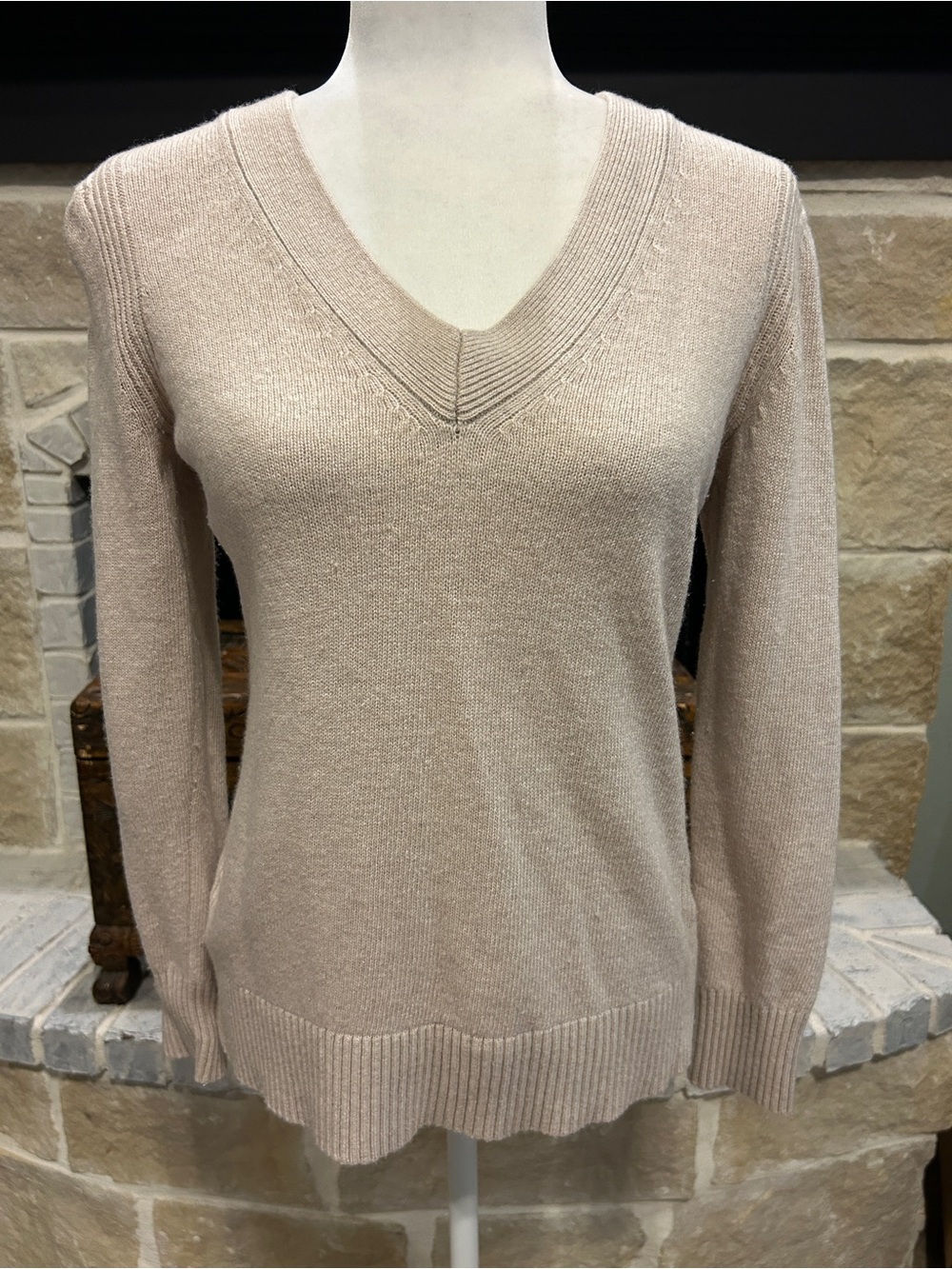 Banana Republic Women's V-Neck Sweater in Light Beige-Filpucci Fine Italian Yarn